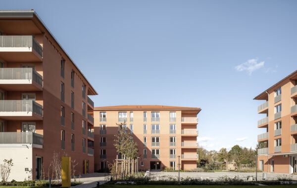 Eine Anerkennung: Wohnanlage mit Familienzentrum Harthof in Mnchen, Architektur: Bogevischs Buero (Mnchen)
