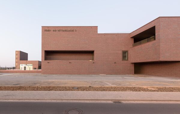 Eine Anerkennung: Feuer- und Rettungswache in Wiesbaden-Igstaadt, Architektur: Bayer & Strobel Architekten (Kaiserslautern)