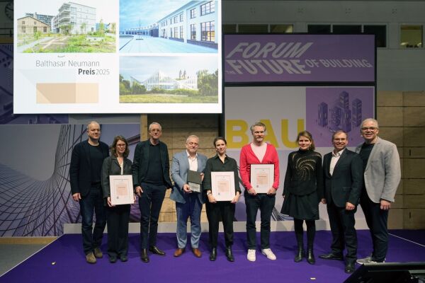 Preistrger*innen und Auslober*innen(von links): Christian Hellmund, Sophie von Mansberg und Stephan Schtz (alle gmp Architekten), DBZ-Chefredakteur Michael Schuster, Laura-Sophie Behrends (Projektleiterin Pascal Flammer), Kilian Kresing (Kresings), Juryvorsitzende Mikala Holme Samse und BDB-Prsident Christoph Schild