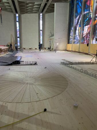 Holzstrukturschalung f�r die Empore. Die runde Form markiert den Ort des Taufbeckens unterhalb der Empore.