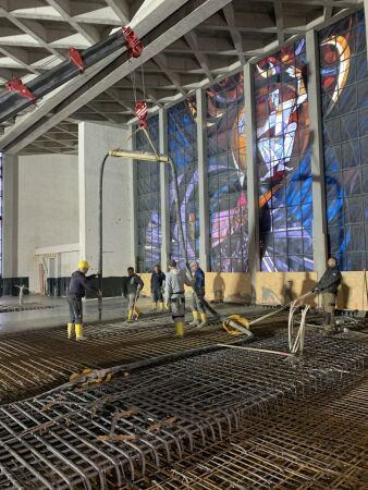 Gie�en des Bodens der Empore