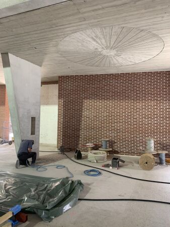 Ort des Taufbeckens unterhalb der Empore. Hinter der neu gemauerten Wand liegt zuk�nftig die Sakristei.