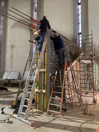 Schalungsarbeiten f�r die neue Treppe zur Empore