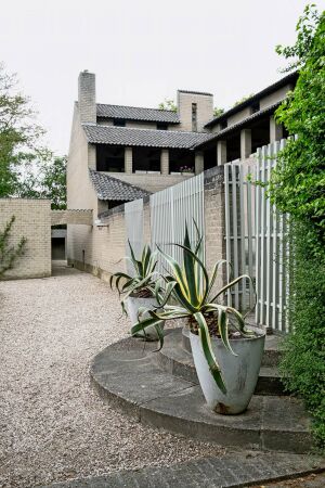 Eingangshof von Haus Jan de Jong in Schaijk, Niederlande, 1967, von Jan de Jong