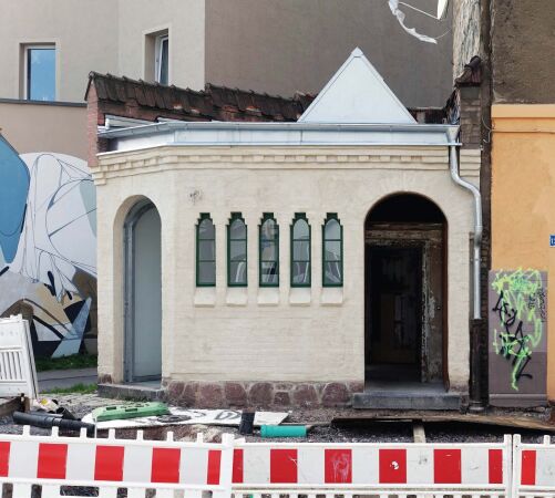 Bauwelt-Preis 2025: Umbau einer ffentlichen Toilette in eine Galerie in Halle (Saale) von Tim Mahn (Halle (Saale))