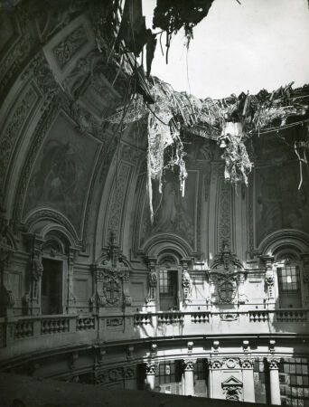 Durch einen Bombentreffer zerstrte Domkuppel, Juli 1944