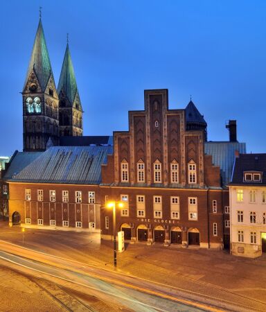 Die Glocke und der St. Petri Dom vor der Erweiterung. Foto: Mark Bollhorst