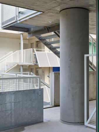 Erschlieung von Haus B, im Hintergrund Haus A.