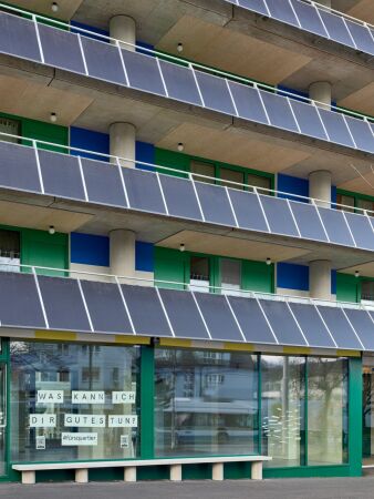 PV-Module als Brstungsbnder bei Haus A.