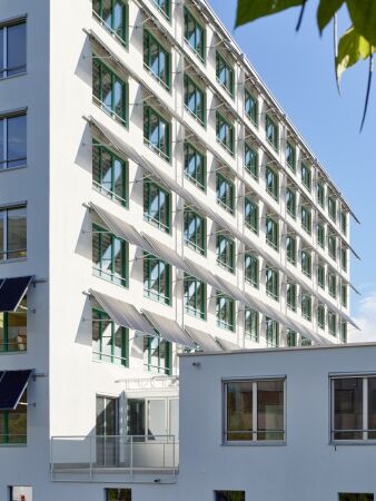 PV-Module als Sonnenschutz bei Haus B.