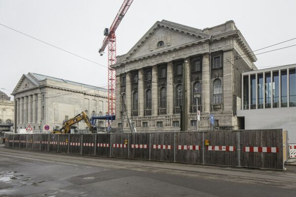 Die Bauarbeiten am Sdflgel des Pergamonmuseums auf der Berliner Museumsinsel haben krzlich begonnen. Rechts im Bild die James-Simon-Galerie.