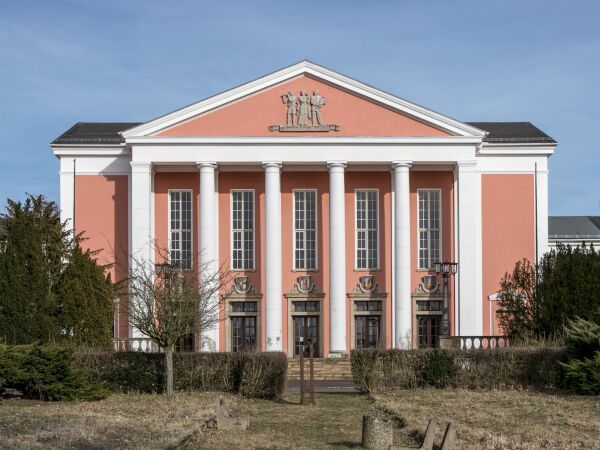Eingangsfront des Kulturpalastes Unterwellenborn heute