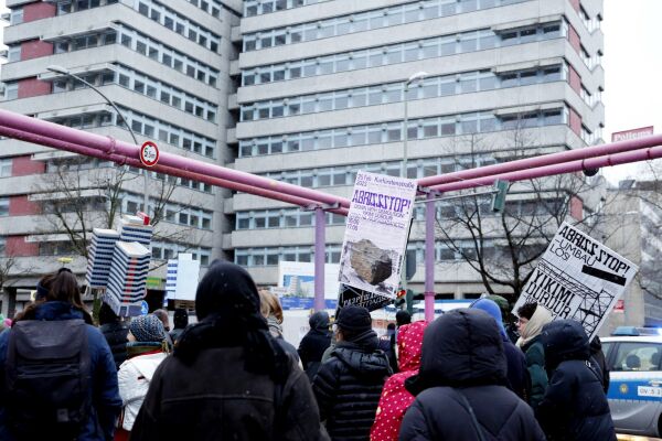 Demokratie bei der Arbeit. Im Februar 2023 organisierte das Kollektiv ufoufo in der Kurfrstenstrae in Berlin eine Demonstration gegen den Abriss mehrerer Gebude, die als Modelle durch die Straen getragen wurden.