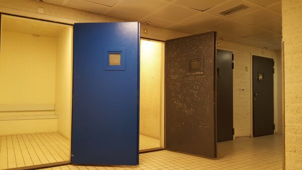 Wartezellen im Verwaltungsgebude