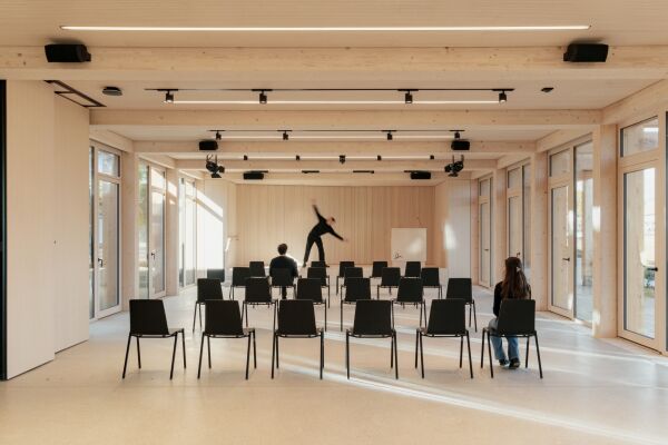 Firmenerweiterung in Ernstbrunn von juri troy architects