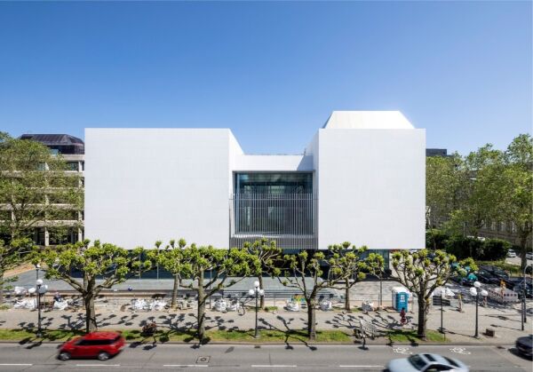 Seit 2024 wird im Museum Reinhard Ernst in Wiesbaden, auch Zuckerwrfel genannt, abstrakte Kunst gezeigt. Die Bauherrschaft fr das von Fumihiko Maki entworfene Haus lag bei der Reinhard & Sonja Ernst-Stiftung.