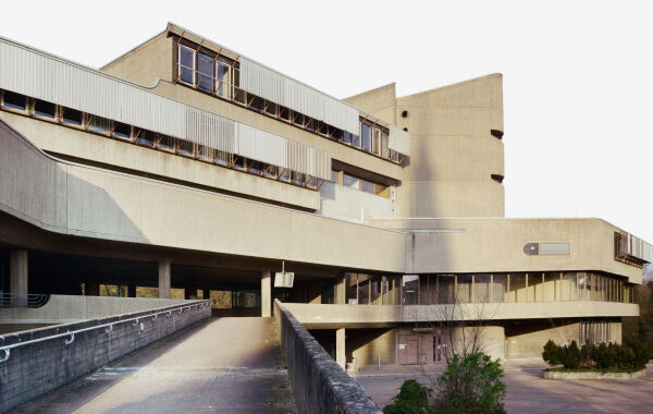 Das Institut fr Hygiene und Mikrobiologie (heute: Institut fr Hygiene und Umweltmedizin) aus den Jahren 196674 von Fehling+Gogel im Jahr 2020