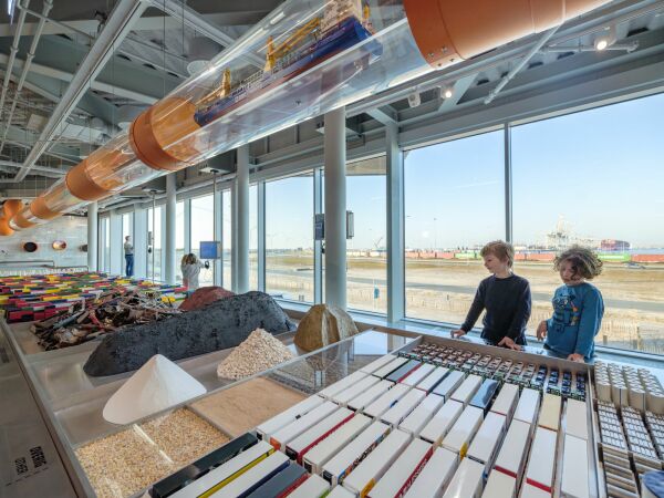 Die Ausstellung wendet sich niedrigschwellig an Alt und Jung und wurde vom Amsterdamer Bro Kossmann.dejong gestaltet.