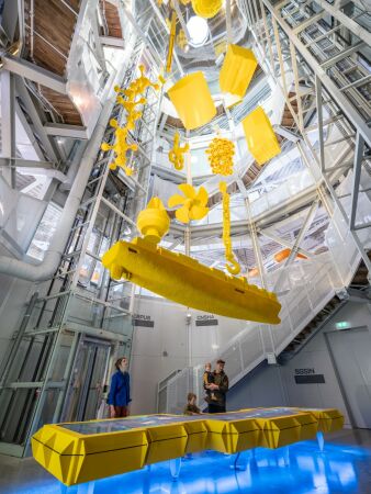 Im Zentrum des Hauses liegt ein hohes Atrium. Hier findet man dreizehn gelb lackierte Objekte, die unterschiedliche Facetten des Hafentreibens inszenieren.