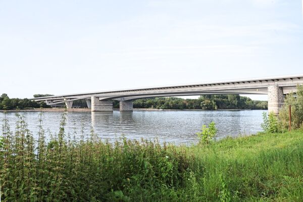 Auszeichnung in der Kategorie Straen- und Eisenbahnbrcken:  Rheinbrcke Schierstein von Sweco und Ferdinand Heide Architekten