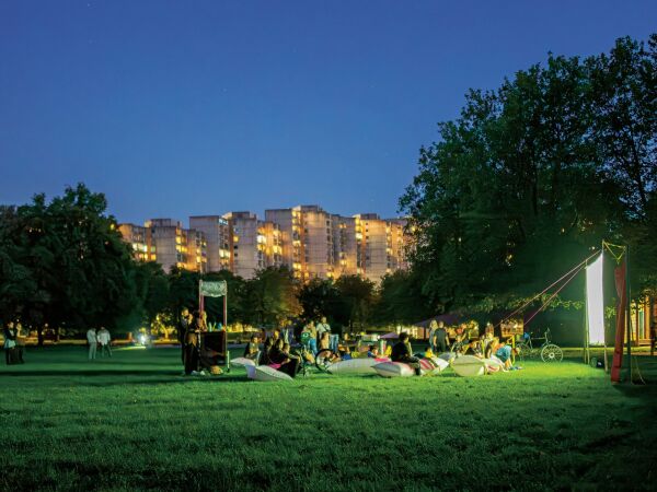 NEBAction: Pearl Mobiles Fahrradkino Cin�Vel�Cit� im Wohnring (Das Cin� V�lo Cit� und der Hortus di Monaco werden durch das Kulturreferat und den Verf�gungsfonds Neuperlach im Rahmen des St�dtebauf�rderungsprogramms �Wachstum und nachhaltige Erneuerung� aus Mitteln des Bundes und des Freistaates Bayern gef�rdert sowie durch die Landeshauptstadt M�nchen kofinanziert.)