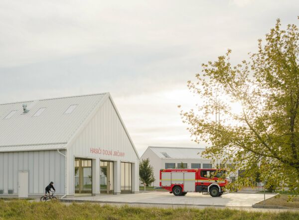 Feuerwehr in Psry von SOA architekti