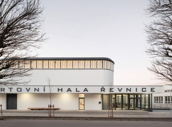 Sporthalle bei Prag von Grido Architekti