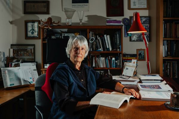 Die amerikanische Philophin Donna Haraway erhlt den Goldenen Lwen fr ihr Lebenswerk (Golden Lion for Lifetime Achievement).