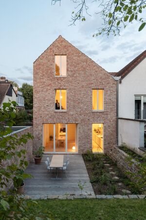 Ein 2. Preis: Haus in Alt-Klarenthal in Wiesbaden von Johannes Busch Architekt