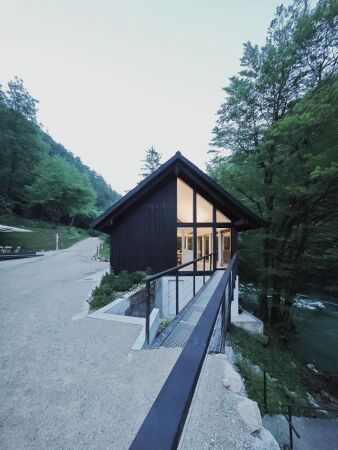 Tickethuschen in Slowenien von OFIS Arhitekti