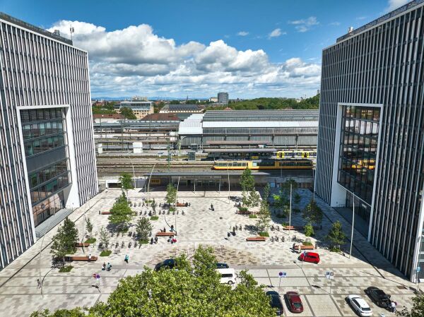 Auszeichnung Kategorie Klimaschutz/Klimaanpassung: #Schwammdrunter. Mobilittsdrehscheibe als grnes Entre am Sdportal des Bahnhofs Karlsruhe von bauchplan ).( (Mnchen)