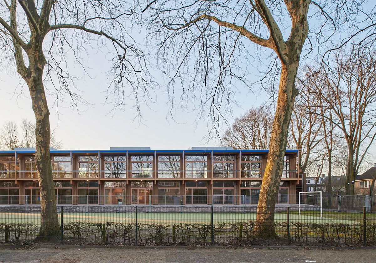Mit der Rutsche in den Schulhof - Umbau in Eindhoven von Buro Kettinghuls