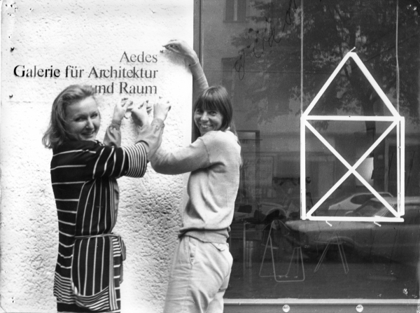 Aedes-Grnderinnen: Helga Retzer und Kristin Feireiss im Jahr 1980