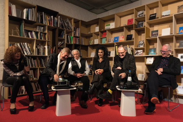 ber die Jahrzehnte sind viele Freundschaften entstanden. v.l.n.r.: Kristin Feireiss, Wolf D. Prix, Zvi Hecker, Odile Decq, Thom Mayne und Peter Cook.