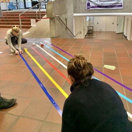 Denkmal braucht Vermittlung: Im Rahmen der Spring School Kirche und Kulturerbe (Universitt Greifswald, TH Lbeck, Universitt Hamburg) markierten Studierende der Architektur, Kunstgeschichte und Theologie 2023 Laufwege im Hamburger Gemeindezentrum Mmmelmannsberg (GrundmannRehderZeuner, 1976).