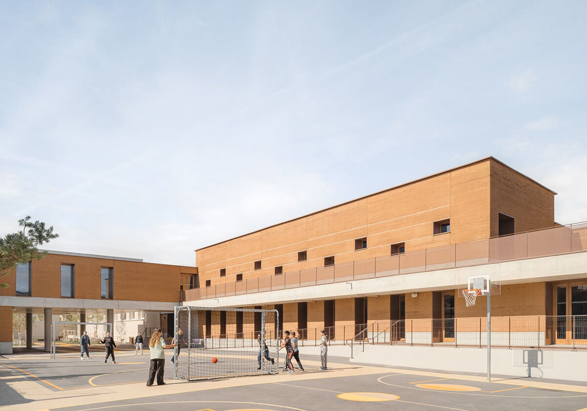 Stampflehm und Sitzfenster - Schule bei Lyon von NTSA Architectes