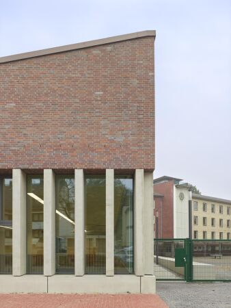 Sporthalle und Mensa von Harris + Kurrle Architekten