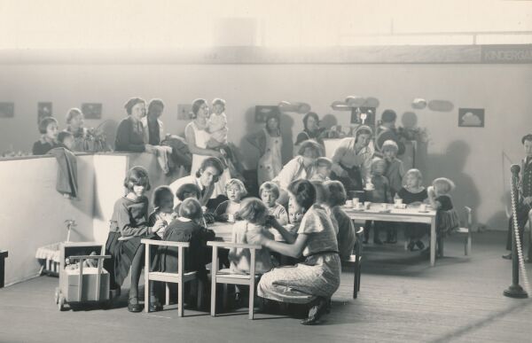 Kindergarten mit Kramer Kindermbel whrend der Messe Die Hausfrau der Gegenwart, Festhalle, Haus der Moden in Frankfurt am Main (1932)