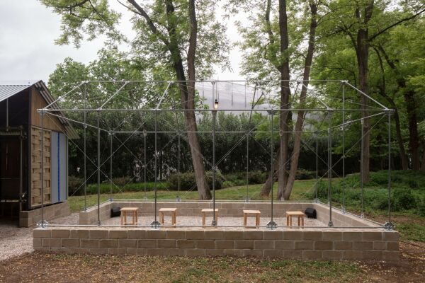 Die Initiative Better Shelter widmet sich mit Wireframe of Life den Voraussetzungen fr ein wrdevolles Leben von Geflchteten. Ein reduziertes Tragwerk wird einem ausgestalteten Raum gegenbergestellt.