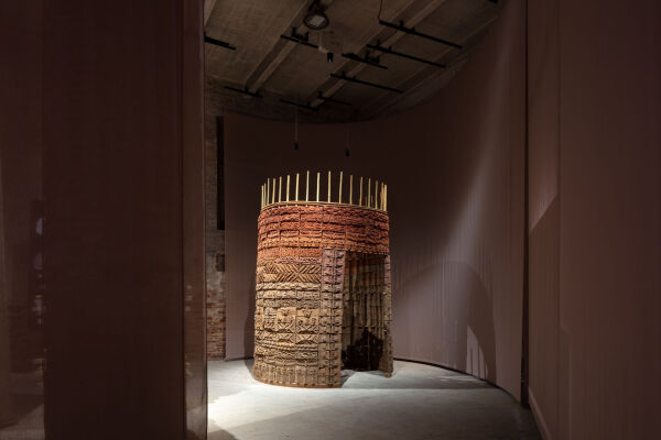 Hier kommt einiges zusammen: Lola Ben-Arlon zeigt mit ihren Earthen Rituals  (41) einen KI-Ansatz, bei dem digitaliserte Stampflehmoberflchen, tradtionelles Bauen und digitale Produktionstechniken kombiniert werden.