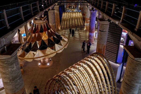 Die Corderie des Arsenale wirkt in diesem Jahr besonders dicht bespielt. Die Zahl grerer Arbeiten ist im ersten Abschnitt allerdings nicht signifikant hher als beispielsweise bei Lesley Lokko. Im Bild von oben nach unten: Soft Infrastructure (31) von Jaakko Heikkil und Emil Lyytikk, VAMO (36) vom Circular Engineering for Architecture Lab der ETH Zurich mit der Digital Structures Group, der MIT Morningside Academy for Design und Anku und schlielich die Elephant Chapel (35) von Boonserm Premthada. Letzteres Projekt wurde von der Jury prmiert.