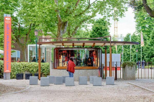 Ebenfalls auerhalb des Giardini-Gelndes empfngt Giulia Foscari mit dem Projekt Voice of Commons die Besucher*innen. Sie verwandelt das alte Kassenhuschen von Carlo Scarpa in einen Diskursraum mit Fokus Klimawandel. ber den Sommer hinweg werden dort eine Vielzahl zivilgesellschaftlicher Akteure zu Wort kommen.