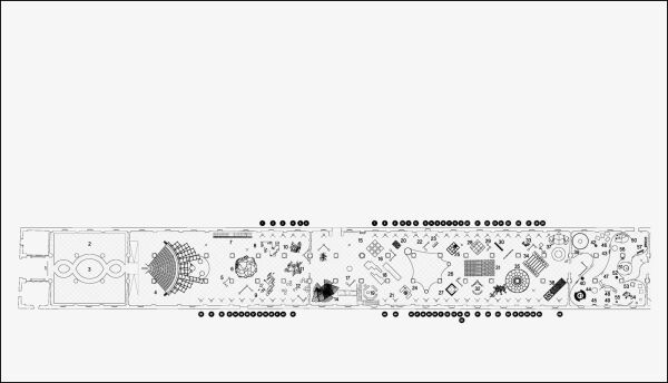 Nach dem Intro geht es los mit der Hauptausstellung: Carlo Ratti gliedert sie in die Abschnitte Natural, Artificial, Collective und Out. Die Strukturierung der Arbeiten ist dabei deutlich weniger prononciert als in den letzten Jahren. Gestaltet vom Berliner Bro Sub, herrscht eine Art hierarchieloses Durcheinander.