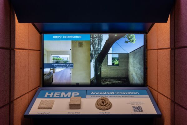 Manchmal kippt die Ausstellung leider ins Messehafte, selbst wenn die Themen wichtig sind. Ancestral Innovation (47) des Instituto Humanitas360 untersucht Hanf als traditionelles, gegenwrtiges und zuknftiges Baumaterial.