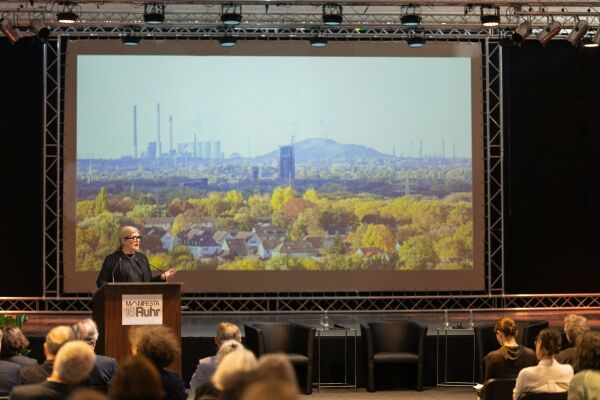 Biennale-Direktorin Hedwig Fijen gibt erste Ausblicke auf die Manifesta 16 Ruhr.