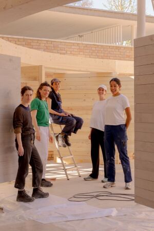 Knstlerin Axelle Stiefel und Kuratorinnen Kathrin Fglister, Elena Chiavi, Amy Perkins und Myriam Uzor (v.ln.r.) whrend des Aufbaus des Schweizer Pavillons