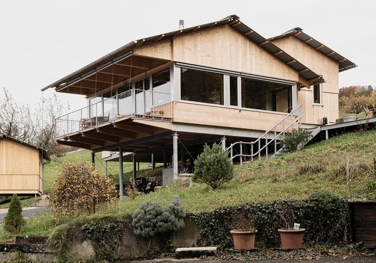 Ohne Beton auf der grünen Wiese - Einfamilienhaus in Reigoldswil von CRRA