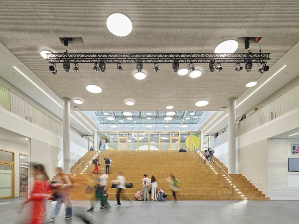 Gymnasium und Fahrradgarage von h4a