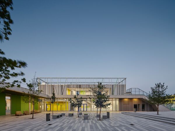 Gymnasium und Fahrradgarage von h4a