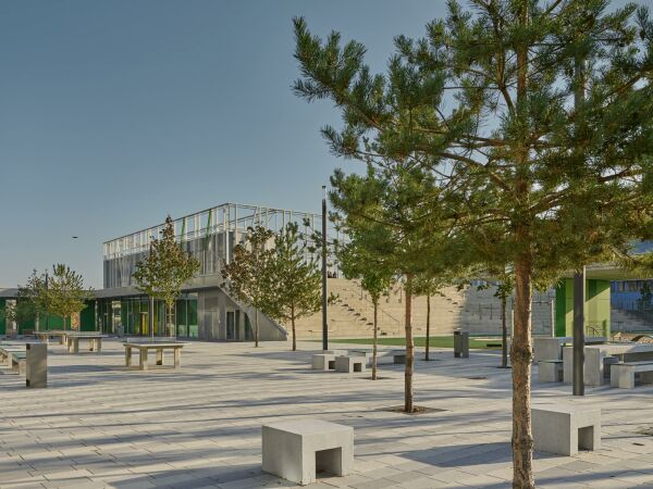 Gymnasium und Fahrradgarage von h4a